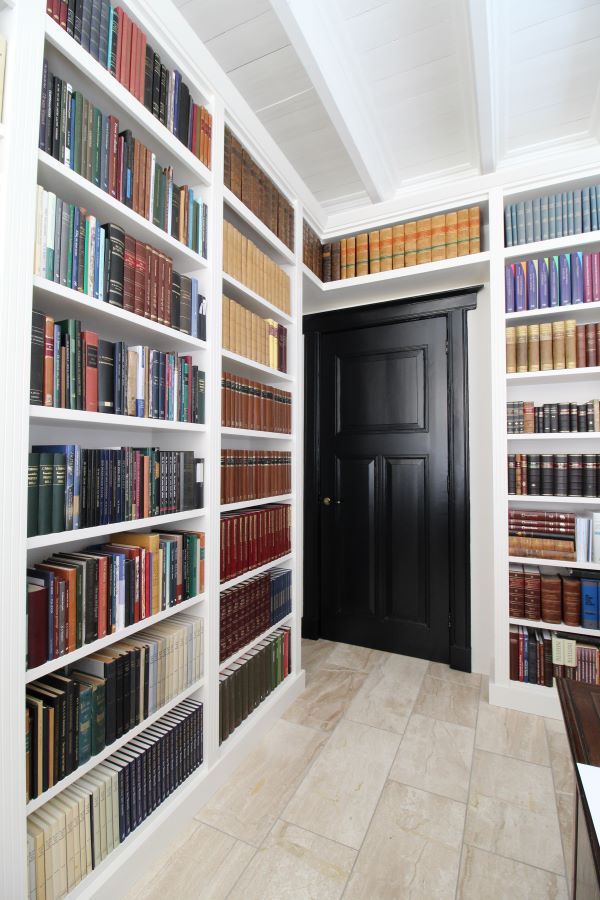 Witte boekenkast op maat met sierlijsten bekijken